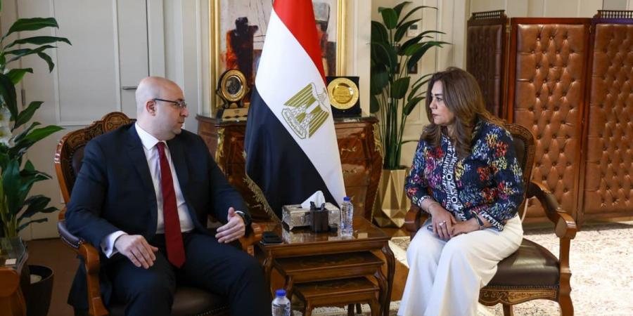 توجيهات رئاسية.. تفاصيل ما دار بين وزيرة التنمية المحلية ومحافظ الفيوم بشأن "حياة كريمة" (صور)