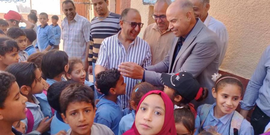 بعد ترند بنحبك يااستاذ سيد.. رئيس مدينة سمالوط يكرم سيد صميدة مدير مدرسة عبد القوي صالح