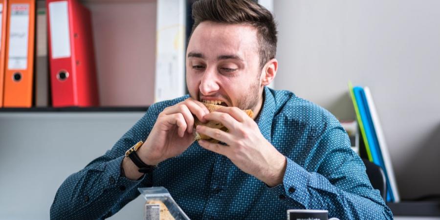 كيف يؤثر الأكل السريع على صحة القلب على المدى الطويل؟