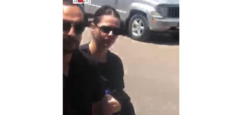 أحمد خالد صالح وهنادي مهنى يشاركون في صلاة جنازة والد منة شلبي (فيديو)