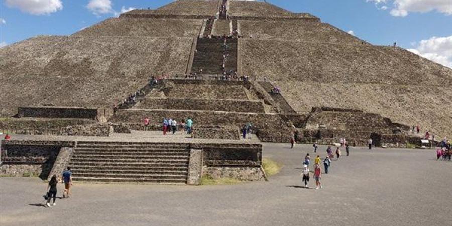 المكسيك.. مسلح يُمطر السياح بالرصاص من فوق أشهر آثار العالم (فيديو)