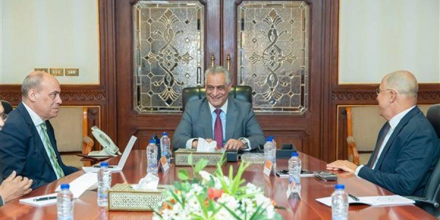 وزير الدولة للإنتاج الحربي يلتقي رئيس اتحاد الصناعات المصرية لبحث تعزيز التصنيع المحلي