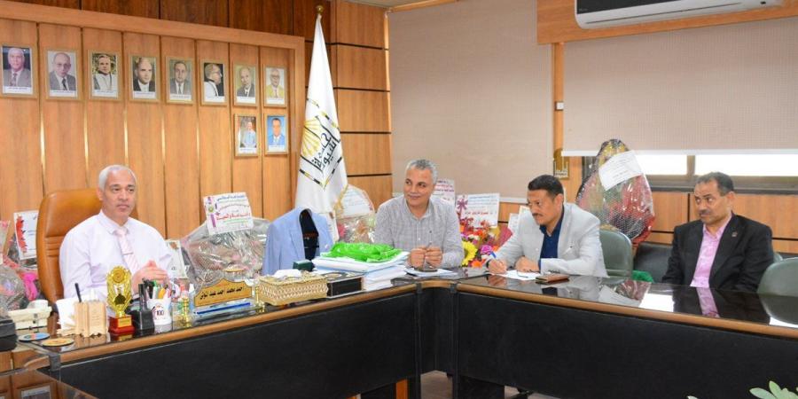 مجلس إدارة مركز النيل للتنوير والإشعاع الحضاري بجامعة أسيوط يناقش إطلاق مبادرة «سفراء الانتماء»