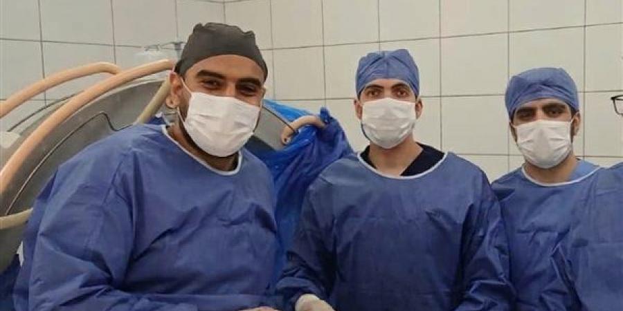 تدخل جراحي دقيق لتثبيت العمود الفقري لمصاب بمستشفى ميت غمر بالدقهلية