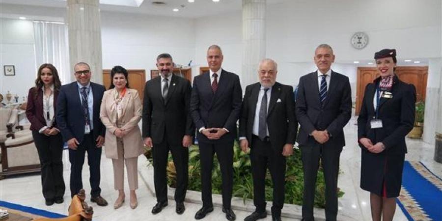 مصر للطيران تستقبل وفد نقابة المهن التمثيلية لتعزيز التعاون بين الجانبين