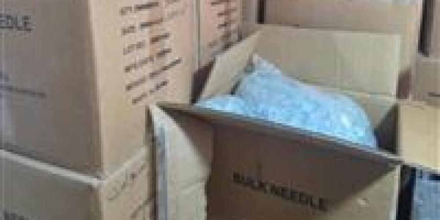 ضبط مصنع مخالف.. سقوط مدير شركة يروج مستلزمات طبية فاسدة بالإسكندرية