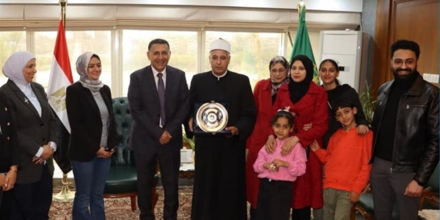 محافظ القليوبية يكرم رئيس المنطقة الأزهرية بالقليوبية بمناسبة بلوغه السن القانونية للمعاش