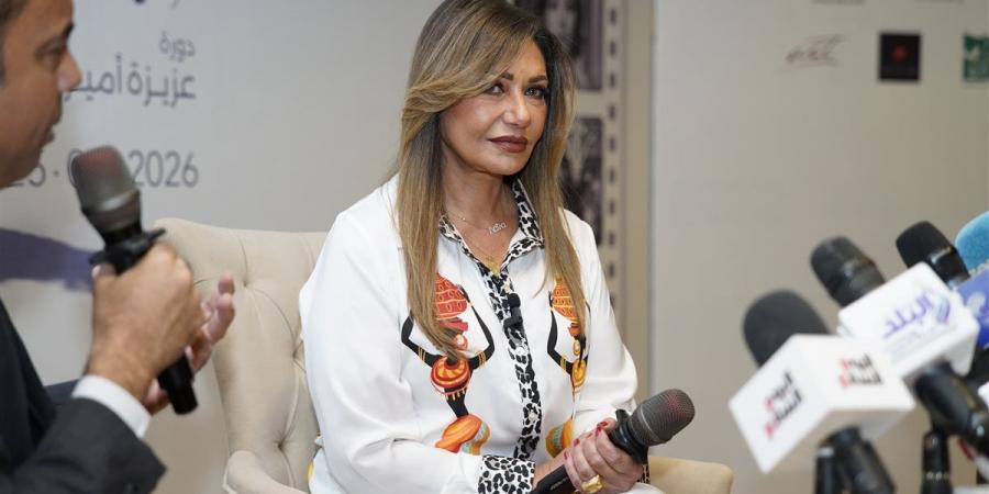 فعاليات مهرجان أسوان .. تأثر ليلى علوي بإحدى الحاضرات من ذوي الهمم