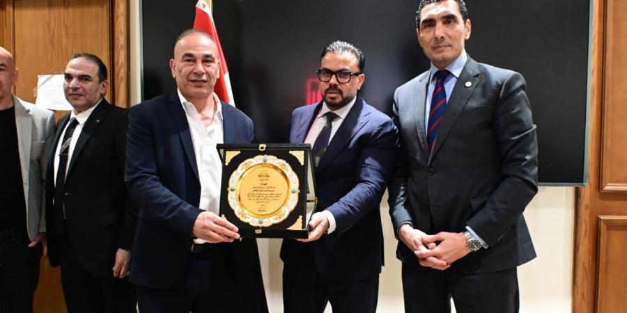 محمد مجاهد رئيس لجنة الشباب والرياضة يكرم التوأم حسام وإبراهيم حسن بمجلس النواب