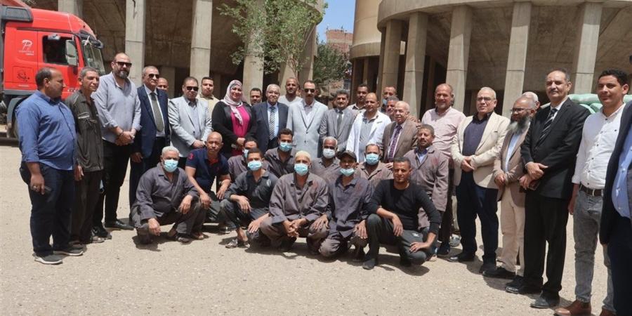 محافظ سوهاج يتفقد حصاد محصول القمح.. ويتابع التوريد بصومعة سوهاج