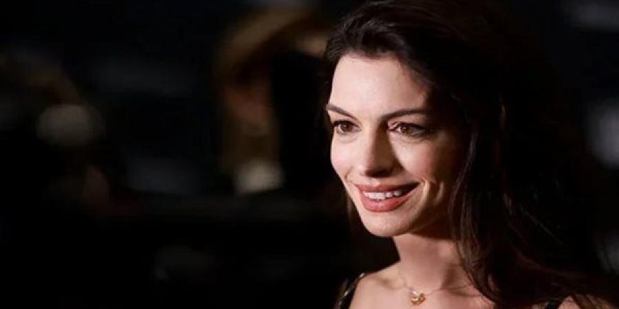 آن هاثاواي تثير الجدل بـ “إن شاء الله” وردود فعل واسعة عبر الإنترنت