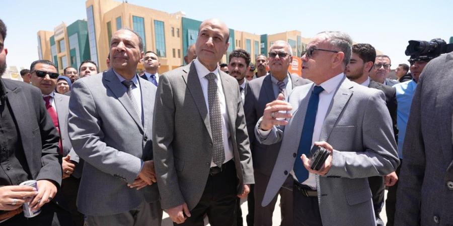 محافظ أسيوط يفتتح ملتقى التوظيف بجامعة سفنكس لتعزيز فرص العمل