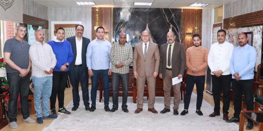 رئيس جامعة سوهاج يكرم عم سمير لبلوغه السن القانونية