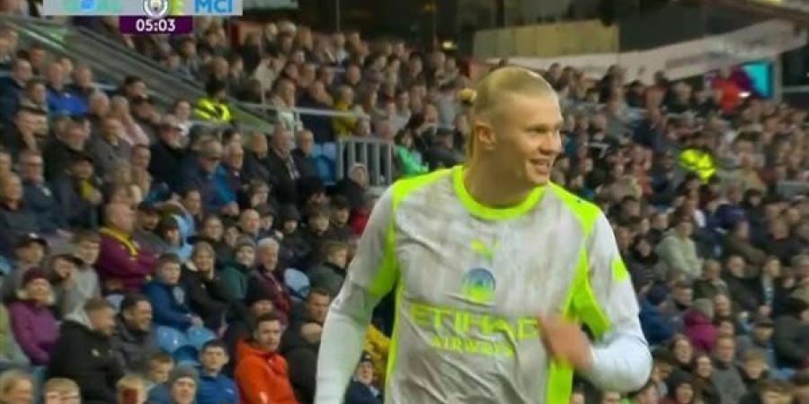 مانشستر سيتي يتقدم على بيرنلي بهدف هالاند في الشوط الأول