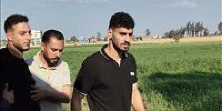 حب عمري راحت .. انهيار العريس لحظة وداع زوجته أمام المقابر بالشرقية