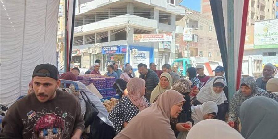 محافظ الغربية يشدد على استمرار توفير السلع الأساسية في المعارض