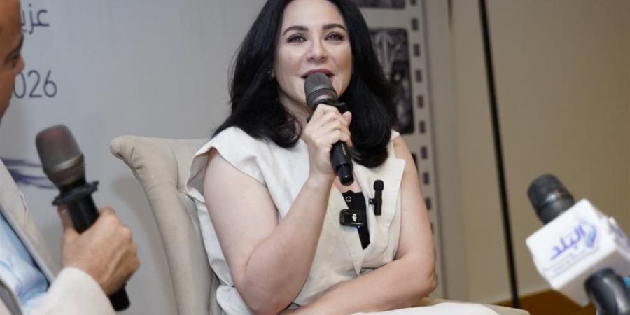 سولاف فواخرجي تكشف كواليس تجربتها في السينما الإيرانية عبر «أرض الملائكة»