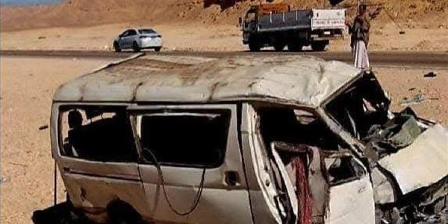إصابة 14 شخصًا فى انقلاب سيارة ميكروباص بقنا