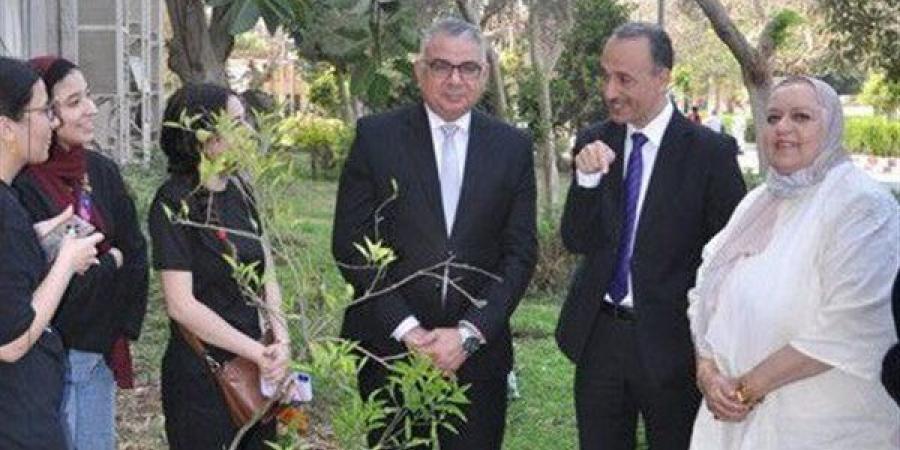 تجارة عين شمس تترجم فلسفة أسبوع الأرض إلى واقع مثمر