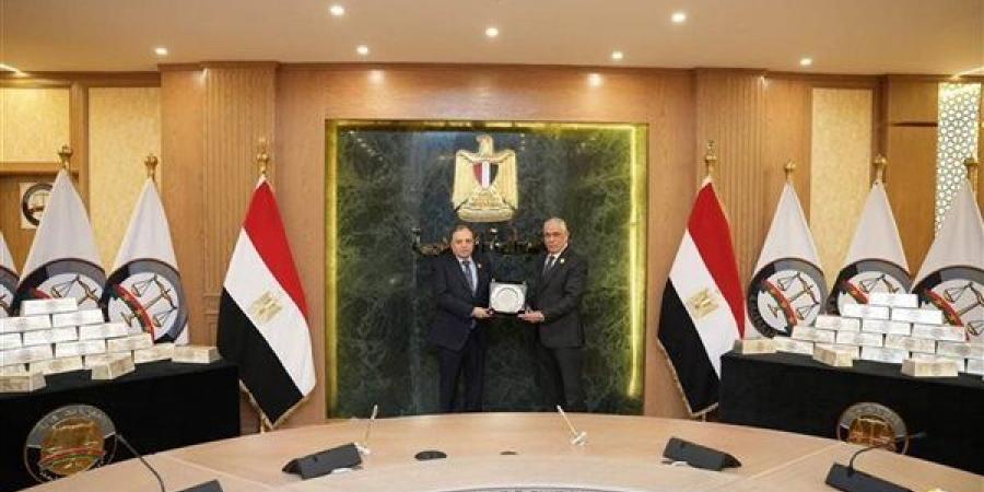 النائب العام يُكرم مدير النيابات تقديرًا لجهوده المتميزة في إدارة الملفات