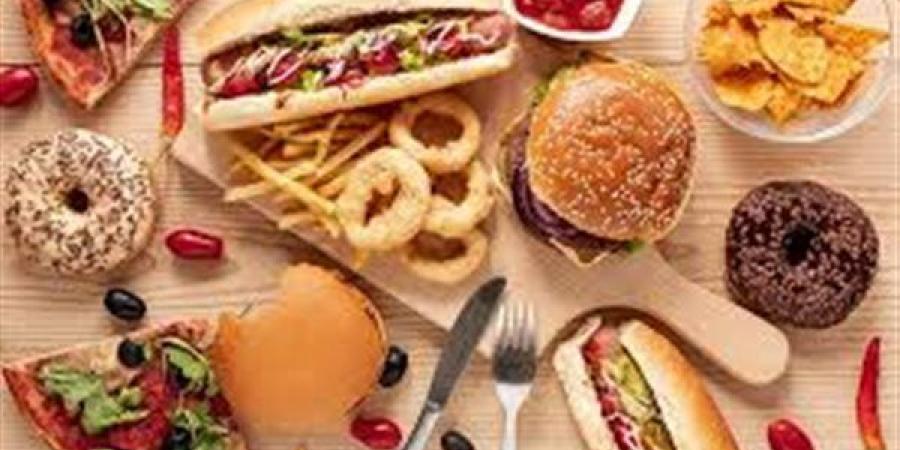 طبيب يحذر من مخاطر الوجبات السريعة