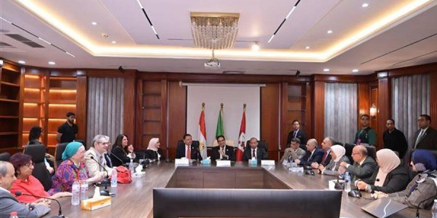 رئيس جامعة القاهرة يلتقى أعضاء القافلة التنموية الشاملة المتجهة إلى حلايب وشلاتين