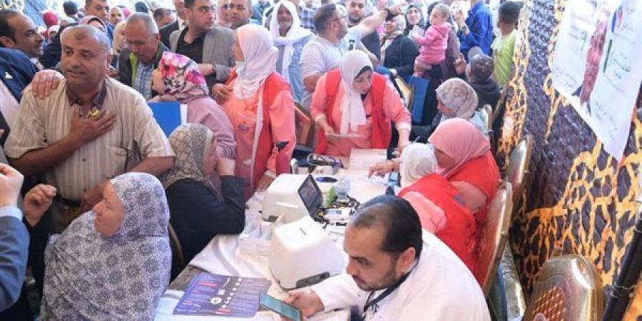 محافظ الغربية يتفقد القافلة الطبية المجانية بقرية دهتوره بزفتى