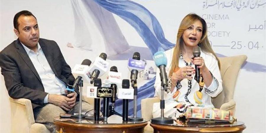 من الطفولة إلى النجومية.. ليلى علوي تستعيد محطات مشوارها في مهرجان أسوان