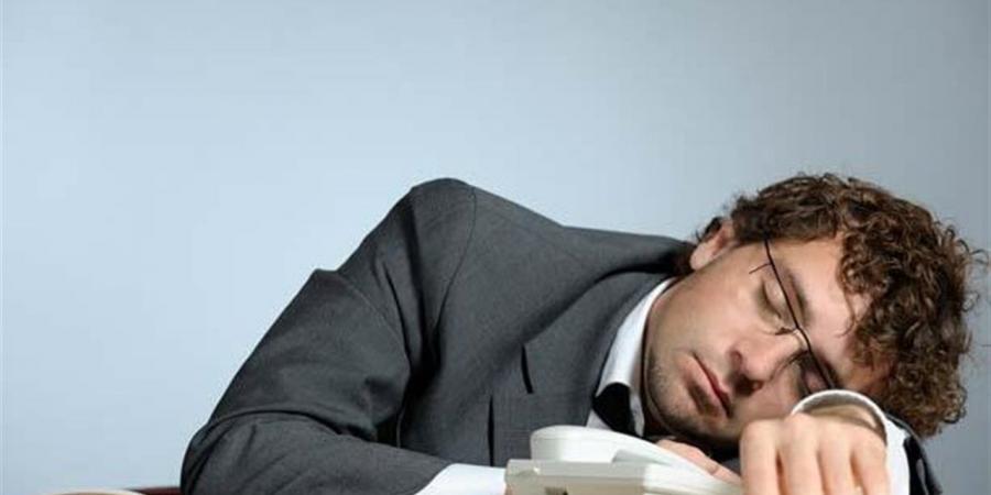 لماذا تشعر بالخمول في منتصف اليوم؟ الأسباب والحلول
