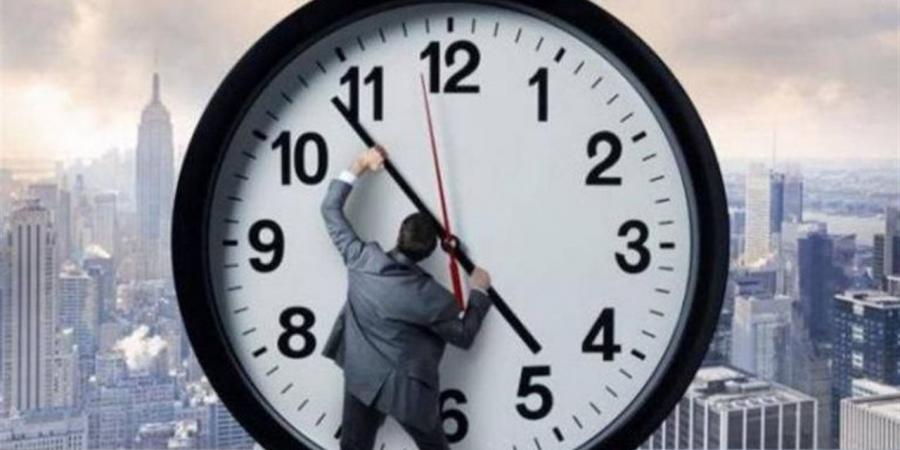 طريقة ضبط الساعة يدويًا بعد التوقيت الصيفي 2026 للأندرويد والآيفون بالتفصيل