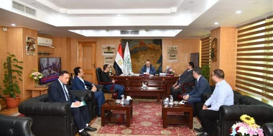 محافظ الفيوم يبحث آليات تعزيز التعاون مع مسئولي شركة "بتروسيلا"