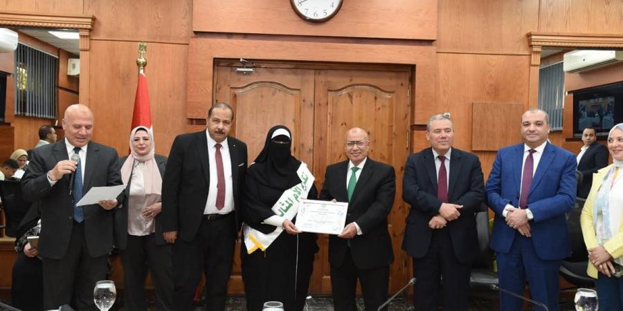 رئيس القابضة للمياه يكرم الأمهات المثاليات بالشركة لعام 2026