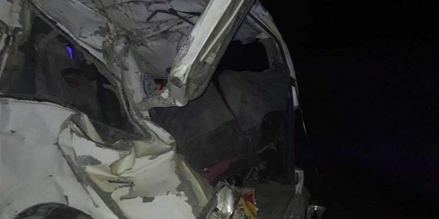 عودة الحركة المرورية بطريق قنا-سفاجا بعد رفع اثار حادث انقلاب ميكروباص