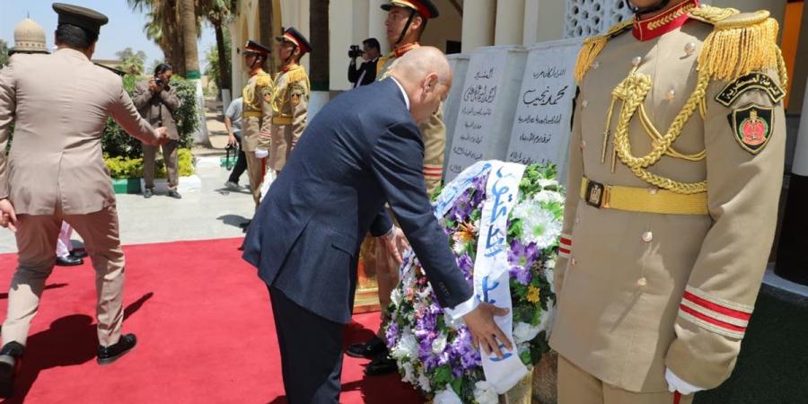محافظ القاهرة يضع إكليلًا من الزهور على مقابر شهداء المنطقة المركزية