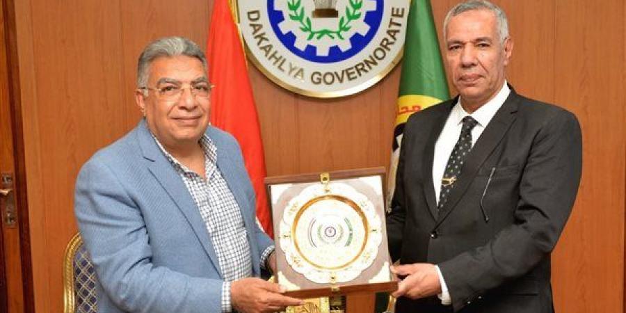 محافظ الدقهلية يكرم رئيس مدينة السنبلاوين بمناسبة بلوغه سن المعاش