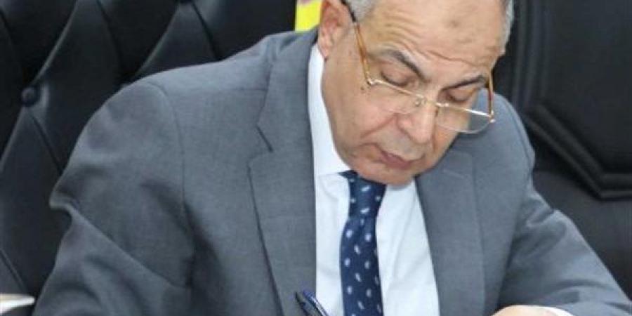 محافظ المنيا يعتمد ترقية 14 ألفًا و430 من أعضاء هيئة التعليم