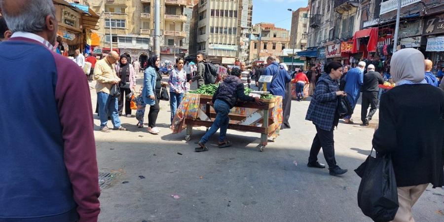 الأرصفة خارج السيطرة في ميادين الثغر.. مطالب بحسم الفوضى وإنفاذ القانون