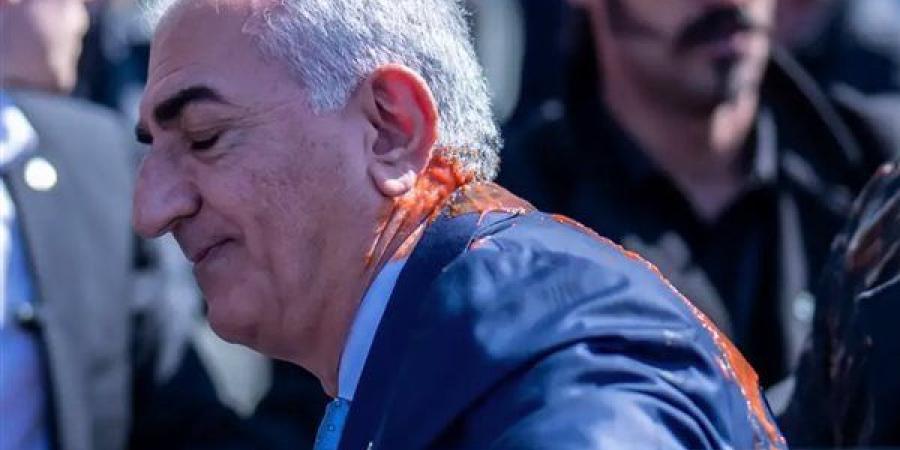 نجل شاه إيران السابق يتعرض للهجوم بسائل أحمر في برلين