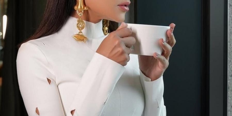 مهيرة عبدالعزيز تواكب موضة أحدث صيحات حقائب ربيع وصيف 2026