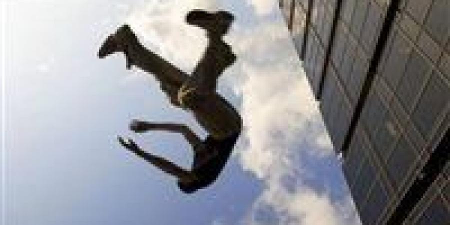 سقوط شخص من عقار بالتجمع.. الأمن يكثف التحريات لكشف الملابسات