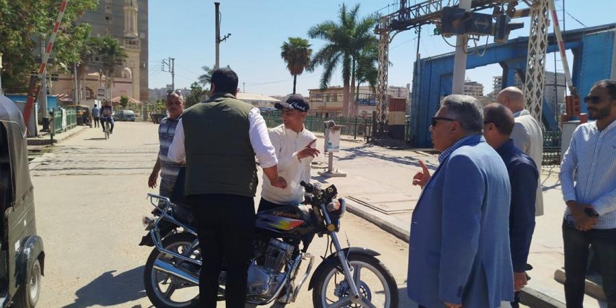 محافظ الدقهلية يضبط أول دراجة نارية "موتوسيكل" بعد قراره بحظر التلوث السمعي
