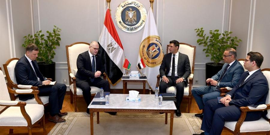 وزير الصناعة يبحث مع سفير بيلاروسيا بالقاهرة سبل تعزيز التعاون الاقتصادي