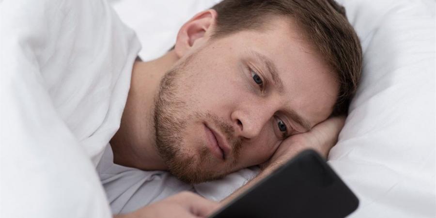 كيف يؤثر استخدام الهواتف على جودة نومك؟