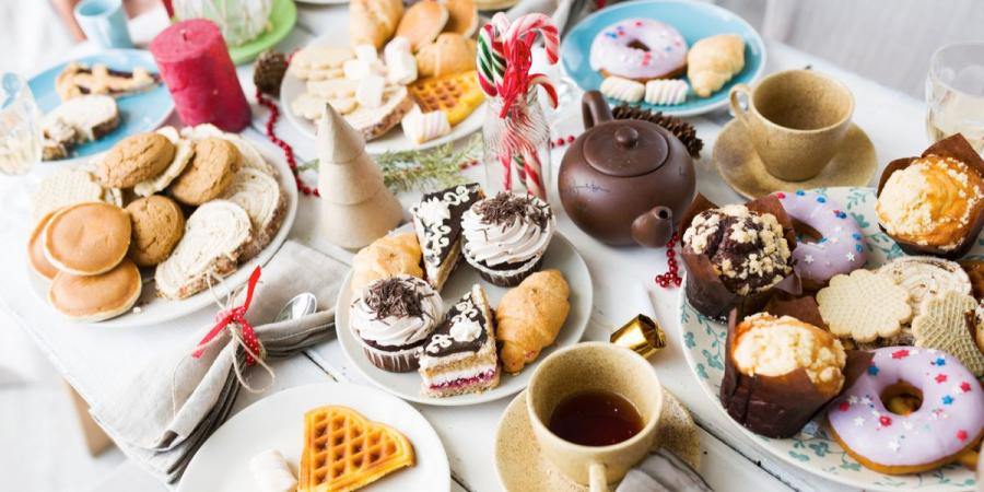 طبيبة توضح الصلة بين الضوضاء والرغبة الشديدة في تناول الحلويات