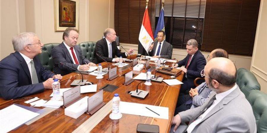 وزير الاتصالات يبحث مع HMD التوسع في تصنيع الهواتف بمصر والتصدير لإفريقيا