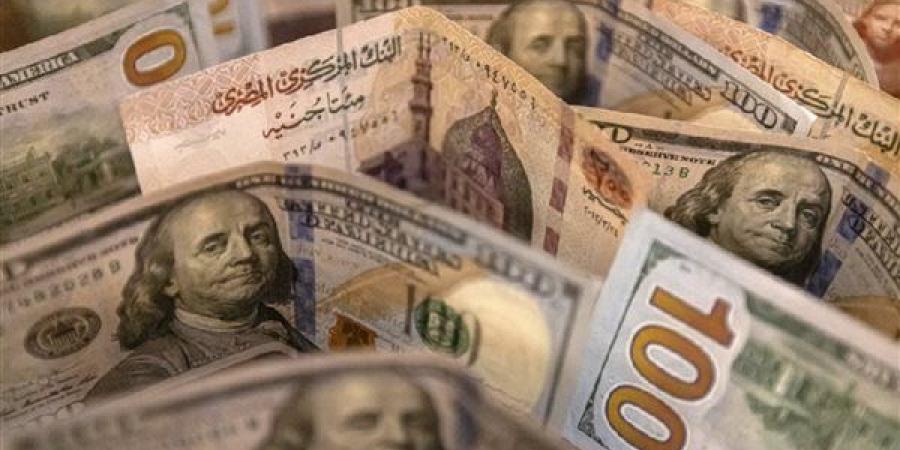 سعر الدولار اليوم الجمعة في البنوك المصرية والصرف الآلي