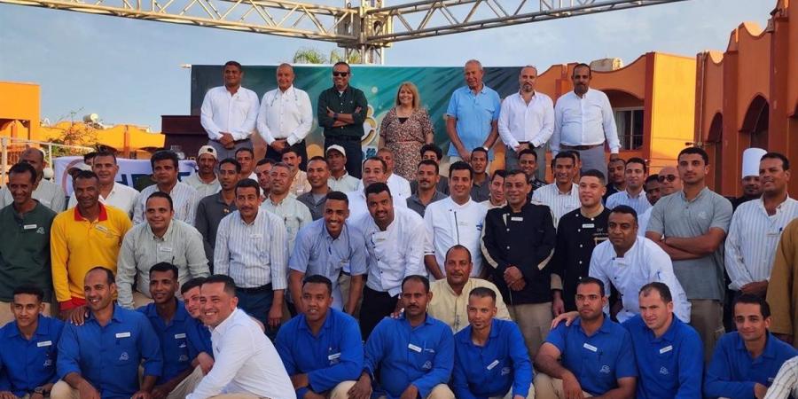 توزيع 285 جائزة وتكريم العاملين بالسياحة بمرسى علم