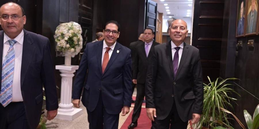 رئيس جامعة القاهرة: حاضنة ريادة الأعمال مستعدة لتبني المشروعات الخضراء الذكية