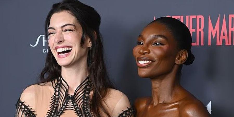 آن هاثاواي تتفوق على نفسها بعد عرض اثنين من أفلامها معًا