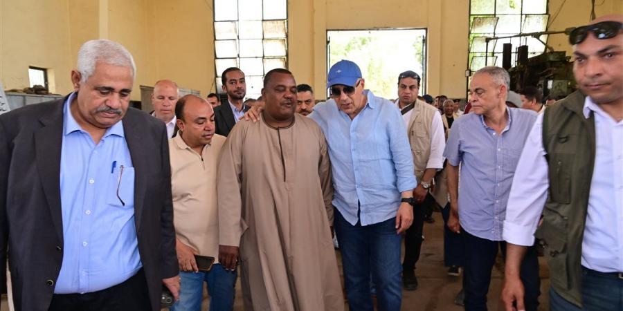 وزير الري يتفقد منطقة وادي النقرة ويشهد احتفال المزارعين بنجاح الموسم الشتوي بأسوان